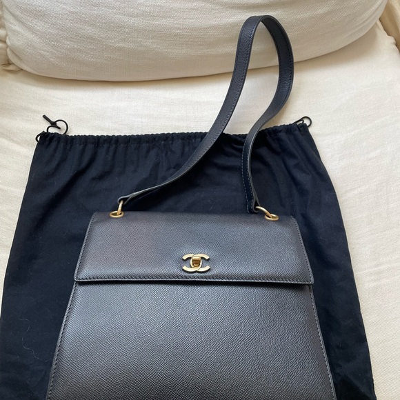 Vintage Chanel Classic Black Shoulder Bag with Gold Accents - Picture 3 of 15